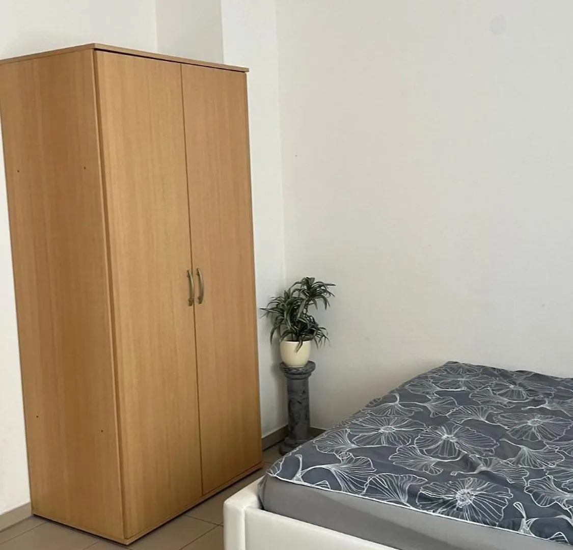Zimmer Mit Eigenem Bad Und Kueche In Reihenhaus ميونيخ