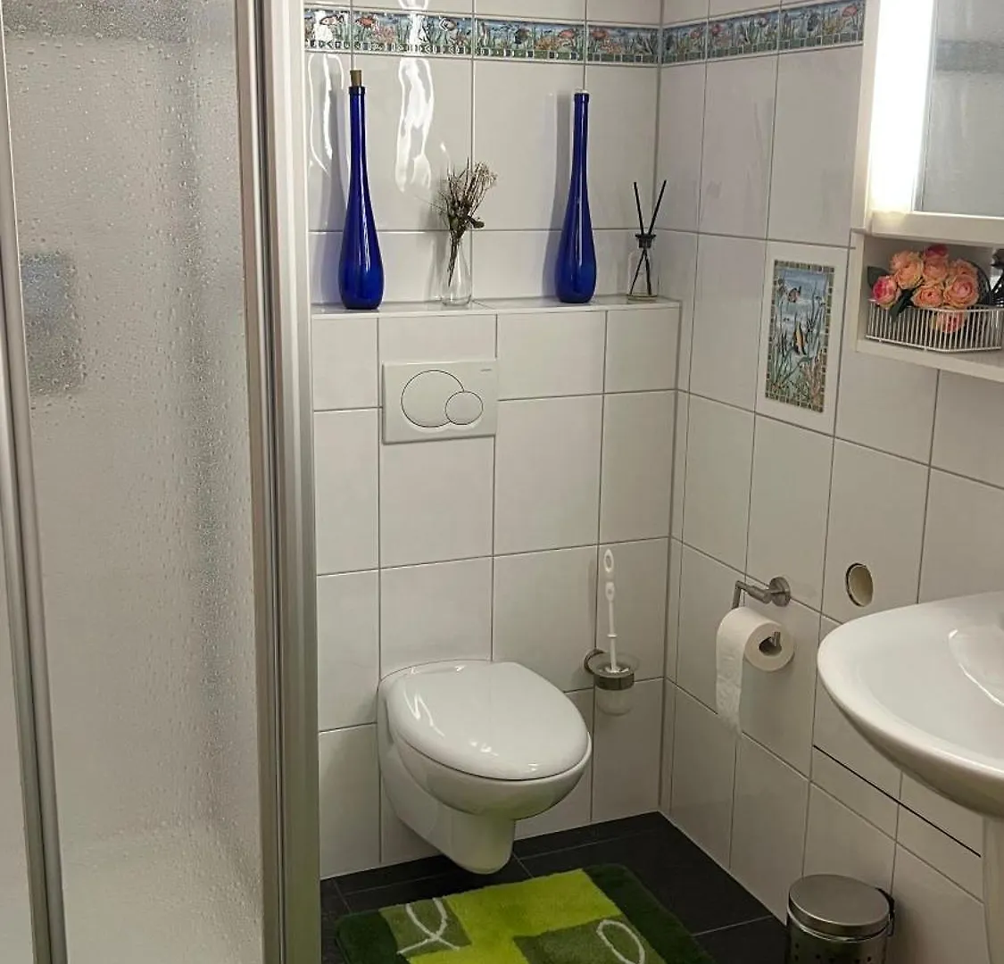 Zimmer Mit Eigenem Bad Und Kueche In Reihenhaus München 0*,
