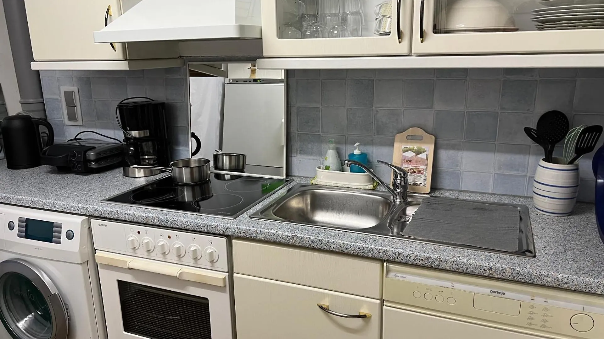 Homestay szállás Zimmer Mit Eigenem Bad Und Kueche In Reihenhaus München